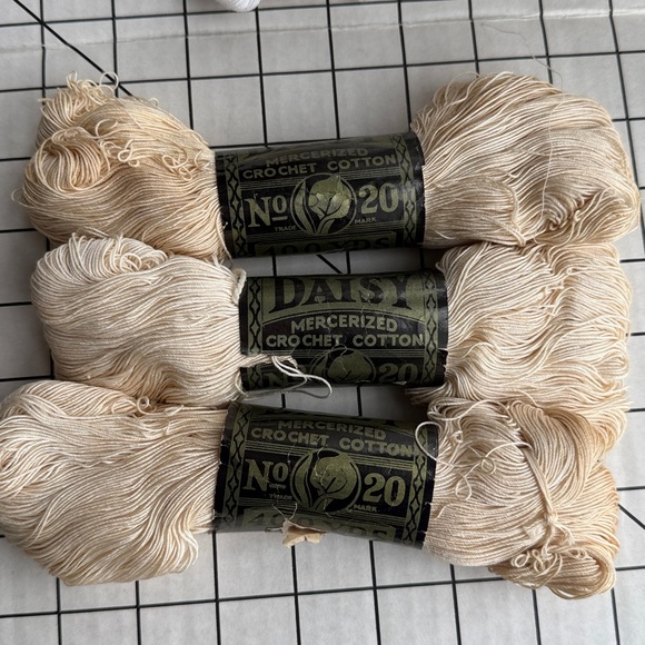 Lot/9 Vintage Daisy Lily Mercerized Crochet Cotton No 20 400 Yards White Thread - Picture 4 of 7